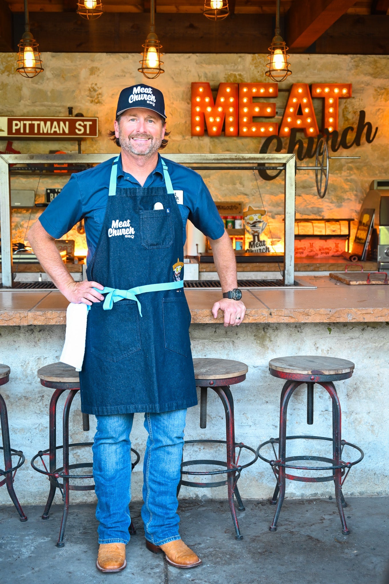 hedley-and-bennett-meat-church-apron-navy-e0 NAVY_H_B_APRON_LIFESTYLE_OUTDOOR_KITCHEN_TIED.jpg